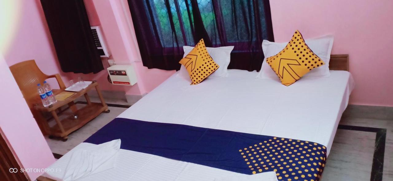Hotel Gunjan Puri Buitenkant foto