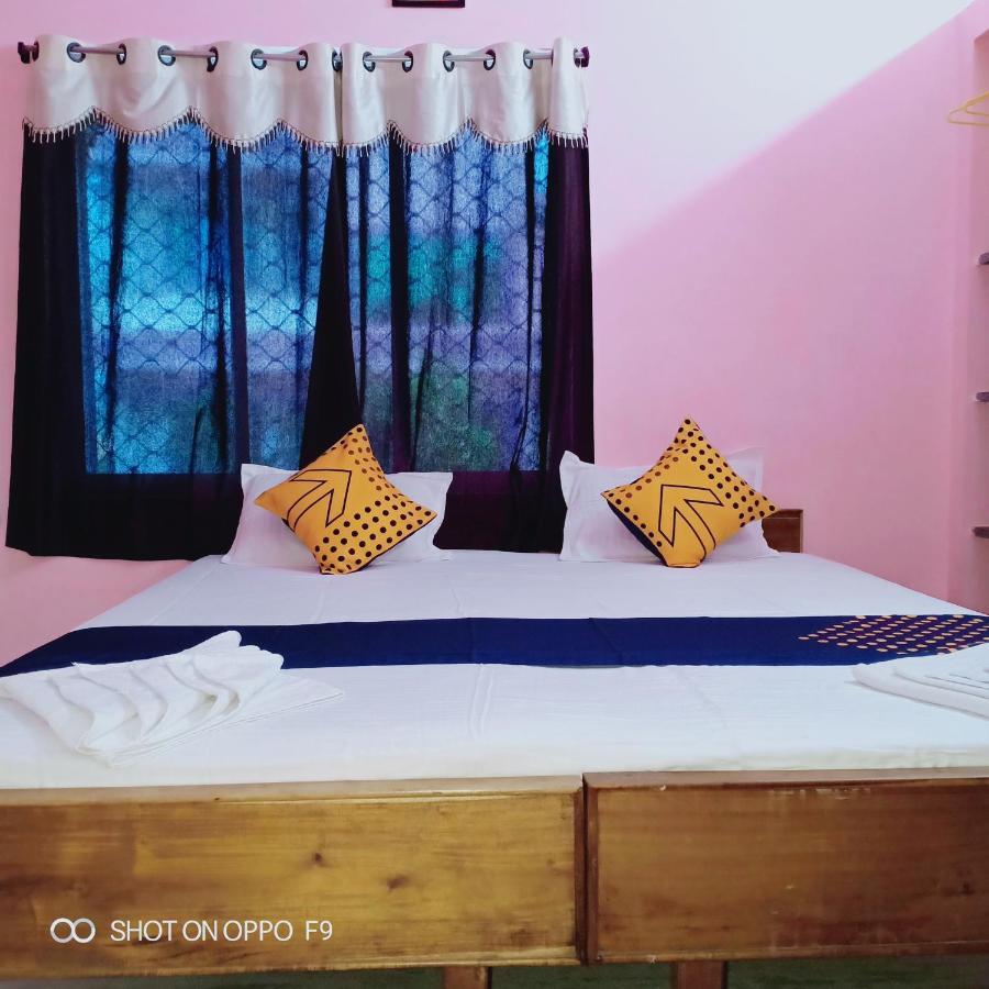 Hotel Gunjan Puri Buitenkant foto