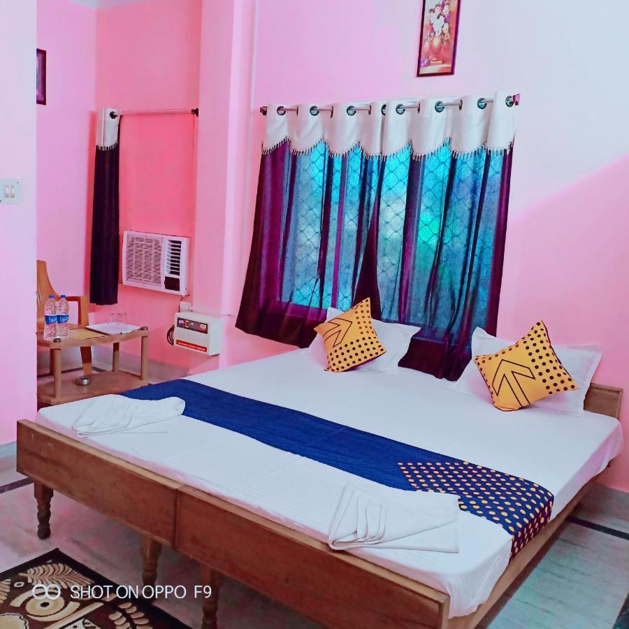 Hotel Gunjan Puri Buitenkant foto